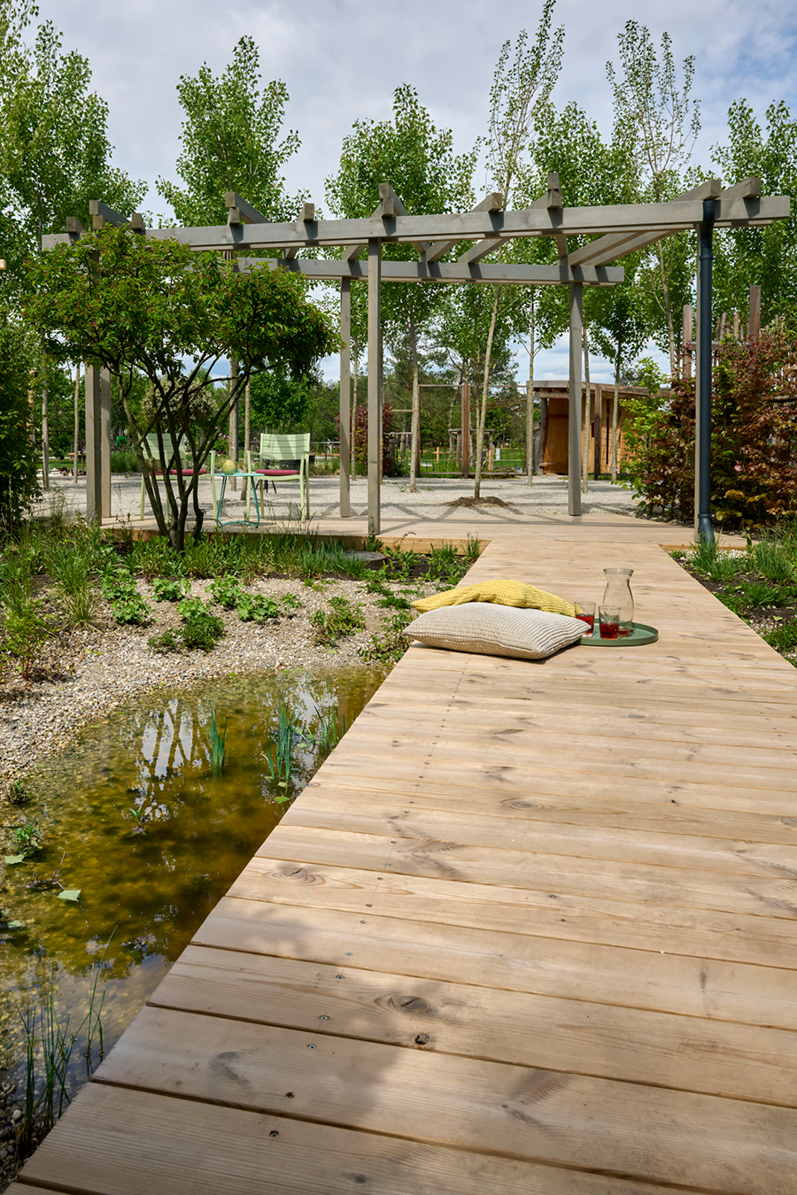 Blick über den neuen Holzsteg aus Thermokiefer unter die Pergola.