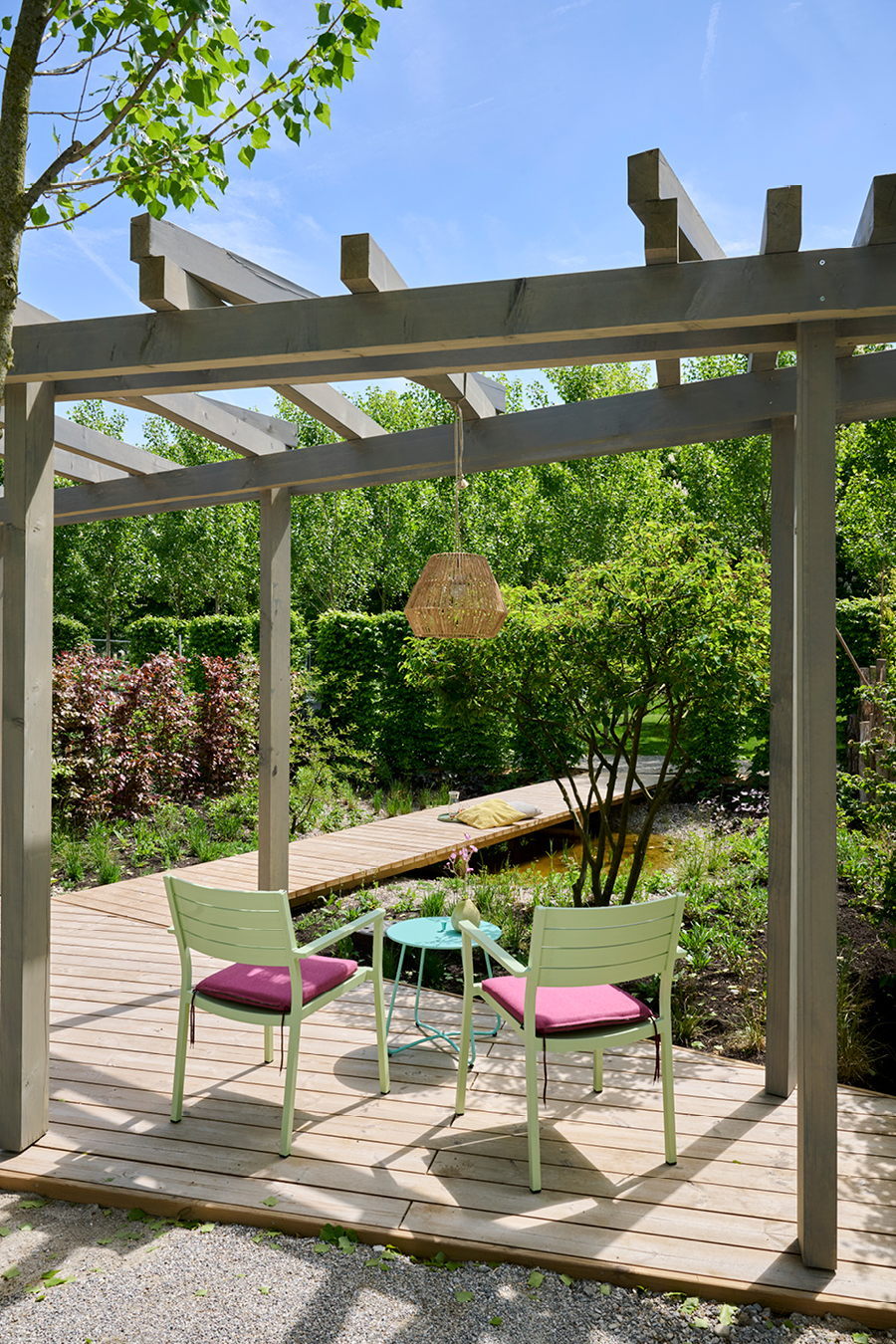 Halbschattiges Plätzchen unter der Pergola mit Blick in den Garten.