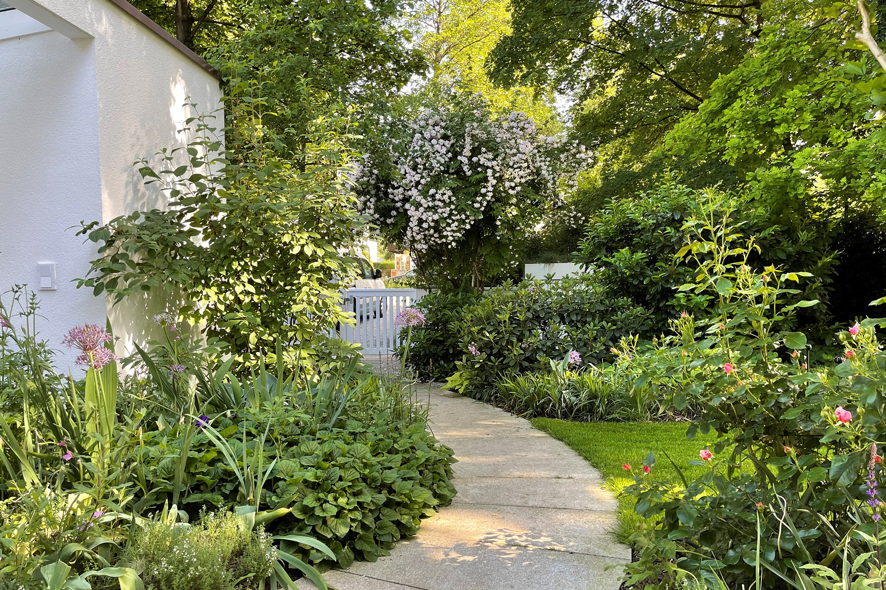 Ein geschwungener Granitweg führt durch den Garten. Er besteht aus großen, am Computer konstruierten, Natursteinplatten.